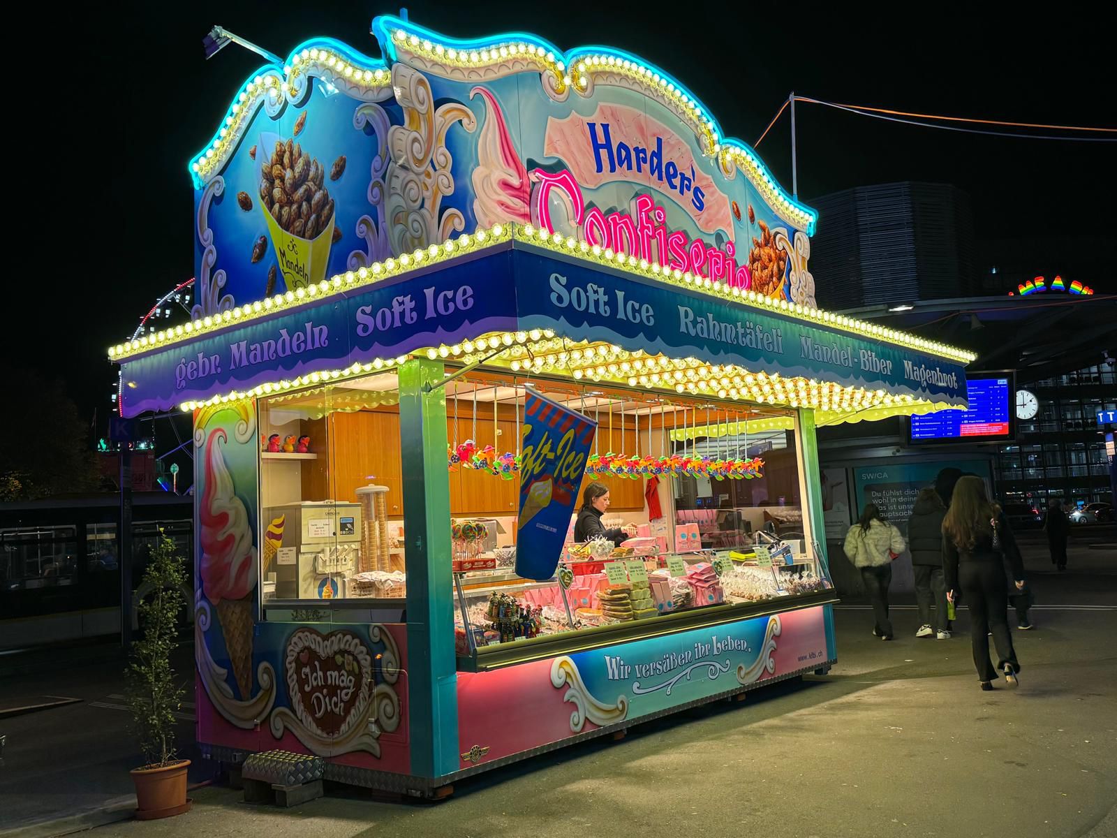 Confiserie bei Nacht